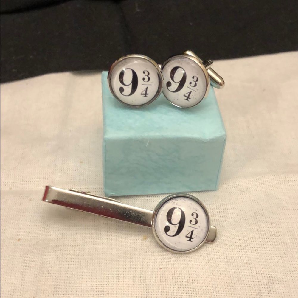 Tie clip and cufflinks set